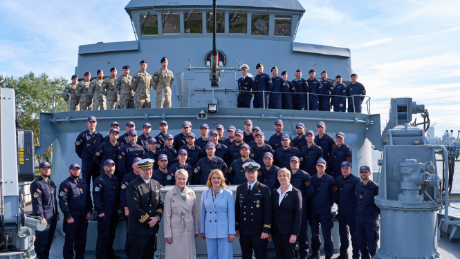 Ministru prezidente Evika Siliņa kopā ar Mēklenburgas-Priekšpomerānijas premjerministri Manuelu Švēzigu uz Latvijas Jūras spēku kuģa "Virsaitis"