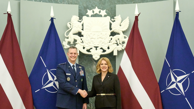 Ministru prezidente Evika Siliņa un NATO Eiropas spēku (SACEUR) virspavēlnieks, ģenerālis AleksusS GregorijS GrinkevičS