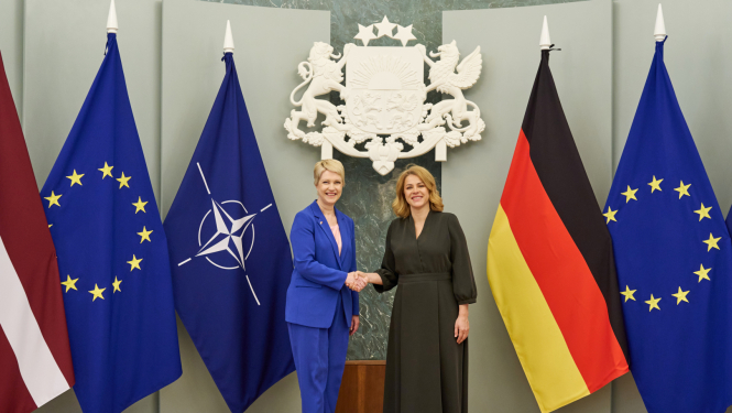 Ministru prezidente Evika Siliņa sarokojas ar Mēklenburgas-Priekšpomerānijas federālās zemes Ministru prezidenti Eviku Siliņu pie Latvijas, Vācijas, ES, NATO karogiem