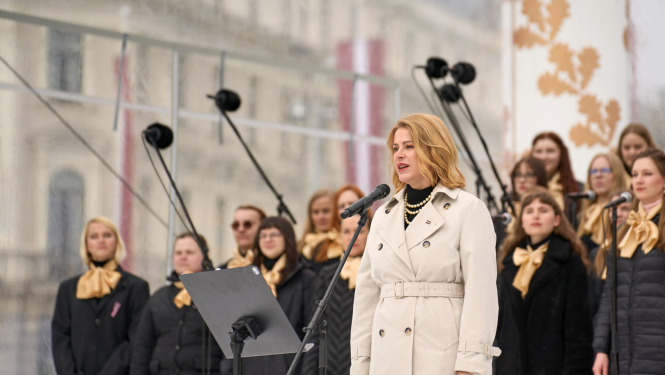 Ministru prezidente Evika Siliņa teic uzrunu pie Brīvības pieminekļa 4. maijā