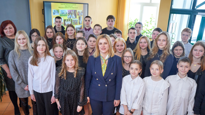 Ministru prezidente Evika Siliņa kopā ar Baltinavas vidusskolas audzēkņiem