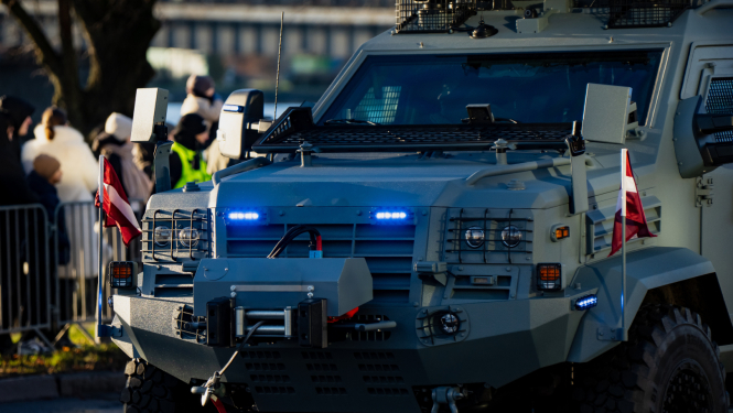 Ilustrācija ar militāra izskata auto