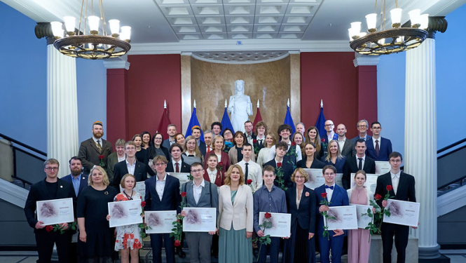 Ministru kabinetā sveic starptautisko mācību priekšmetu olimpiāžu un konkursa “EuroSkills” laureātus