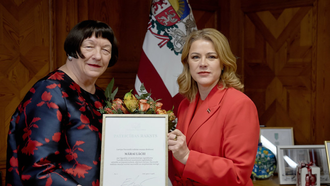 Ministru prezidente Evika Siliņa pasniedz Pateicības rakstu līdzšinējai Latvijas Nacionālā mākslas muzeja direktorei Mārai Lācei