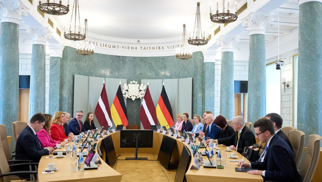 Ministru prezidente Evika Siliņa tiekas ar Vācijas Šlēzvigas-Holšteinas federālas zemes Ministru prezidentu Danielu Ginteru (Daniel Günther) un Brīvās un Hanzas pilsētas Hamburgas Pirmo birģermeistaru Dr. Pēteru Čenčeru (Peter Tschentscher).