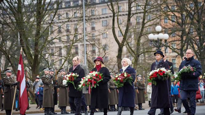Ministru prezidente Evika Siliņa, pieminot 1991. gada barikādes, noliek ziedus pie Brīvības pieminekļa un kritušo upuru piemiņas vietās Bastejkalnā.