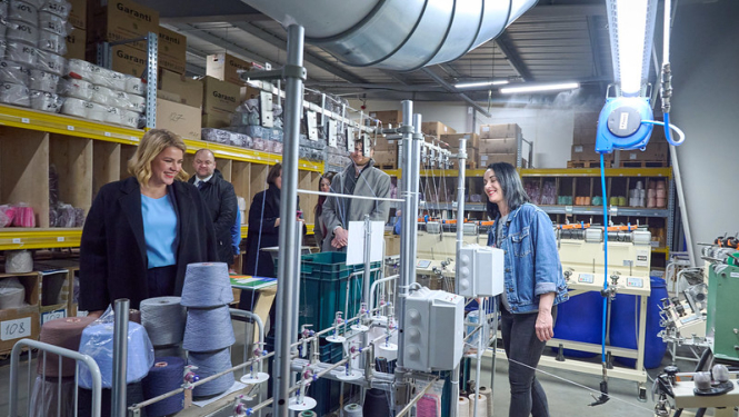 Ministru prezidente Evika Siliņa apmeklē uzņēmumus Tukuma novadā