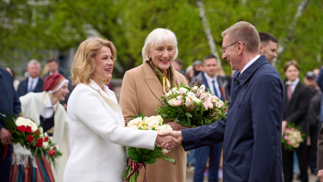 Ministru prezidente Evika Siliņa piedalās ziedu nolikšanā pie Brīvības pieminekļa