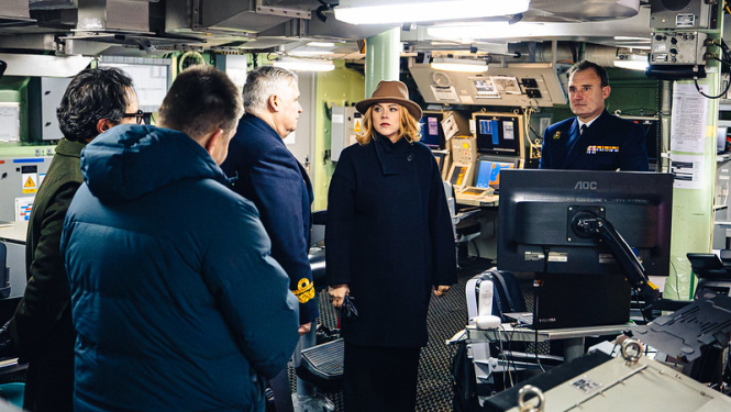 Ministru prezidente Evika Siliņa apmeklēja Spānijas Jūras spēku kuģi