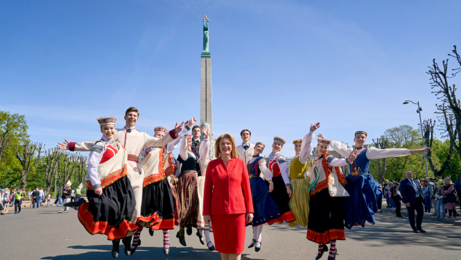 Ministru prezidente Evika Siliņa pie Brīvības pieminekļa kopā ar jauniešu latviešu tautas tērpos