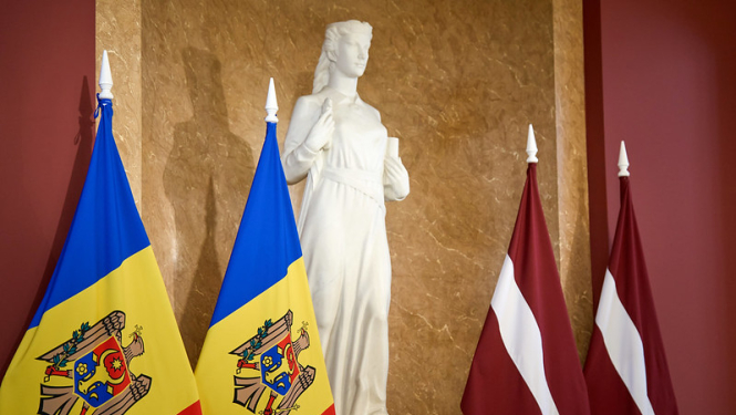 Moldovas un Latvijas karogi