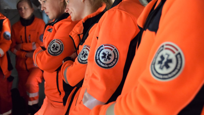 Neatliekamās medicīniskās palīdzības darbinieki uniformās