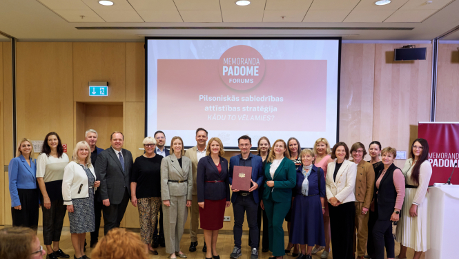 Ministru prezidente Evika Siliņa kopā ar NVO un Ministru kabineta sadarbības memorandu parakstījušajām organizācijām Memoranda padomes forumā