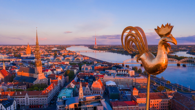 Skats uz Vecrīgu, priekšplānā zelta gailis Doma baznīcas torņa galā