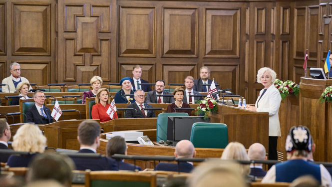 Svinīgā Saeimas sēde kas veltīta Latvijas Republikas Neatkarības deklarācijas pasludināšanas dienai - tribīnē runu saka Saeimas priekšsēdētāja Daiga Mieriņa, klausītājos Ministru prezidente Evika Siliņa, Valsts prezidents Edgars Rinkēvičs, ministri