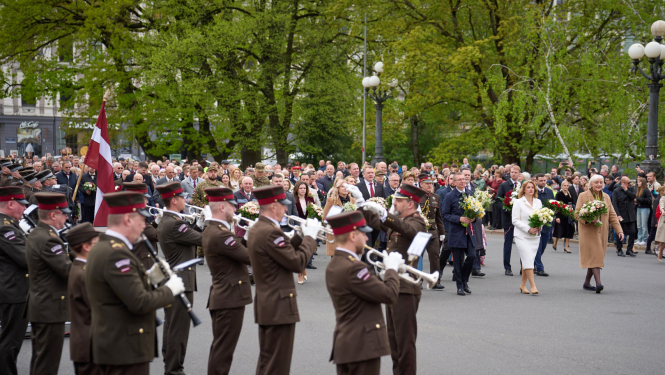 Evika Siliņa noliek ziedus pie Brīvības pieminekļa