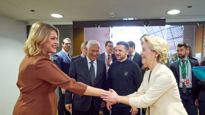 Ministru prezidente Evika Siliņa sarokojas ar Eiropas Komisijas prezidenti Ursulu fon der Leienu, abas vēro Eiropadomes prezidents Antoniu Košta un Ukrainas prezidents Volodimirs Zelenskis