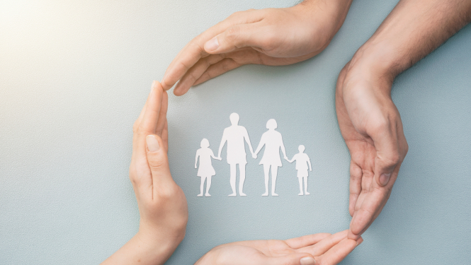 Sociālais attēls ar rociņām un no papīra izgrieztiem cilvēciņiem