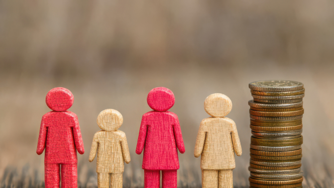 Koka figūriņas, kas sadevušās rokas