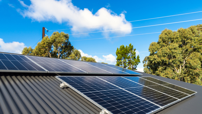 Saules paneļi, kas uzstādīti uz mājas