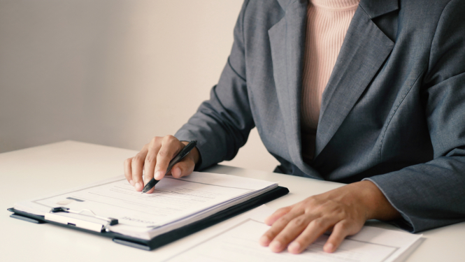 Vizualizācija ar sievieti, kas izskata dokumentāciju