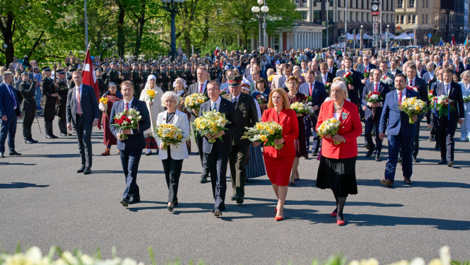 Valsts augstākās amatpersonas dodas nolikt ziedus pie Brīvības pieminekļa
