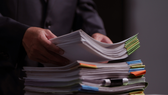 Dokumentu kaudze, kuru šķiro ofisa darbinieks.