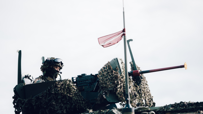 Karavīrs bruņumašīnā