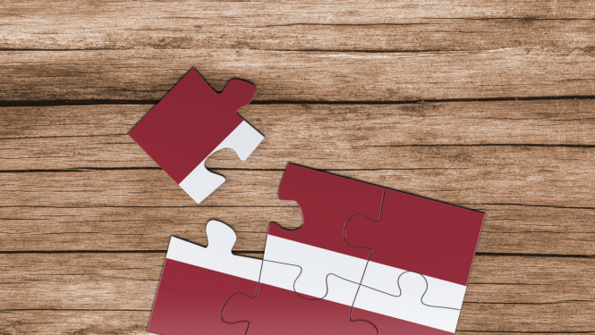 ilustratīvs attēls - puzle ar Latvijas karogu; avots - 123rf.com