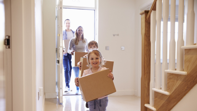 Ģimene jaunā mājoklī