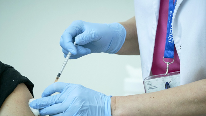 Ārsts vakcinē cilvēku