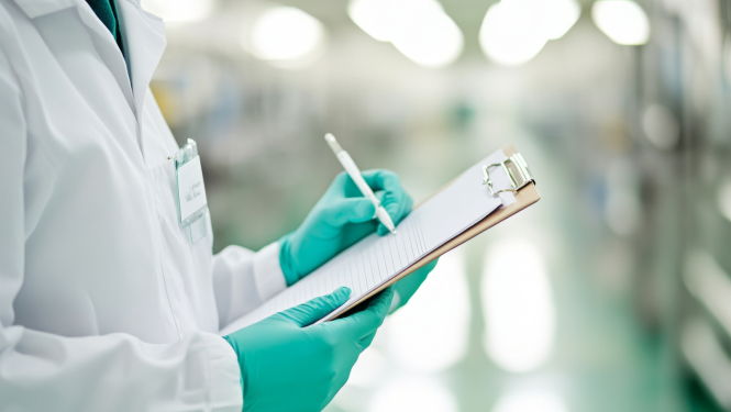 Ārsts pieraksta rezerves zālēm - foto ilustratīvs