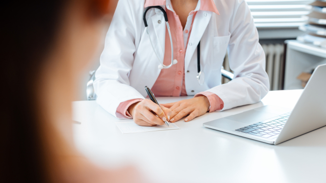 Ārsts pieņem pacientu un veic piezīmes