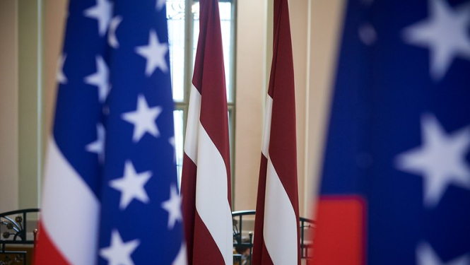 ASV un Latvijas karogi
