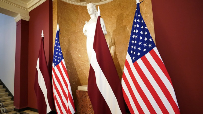 Latvijas un ASV karogi MK 1. stāva vestibilā