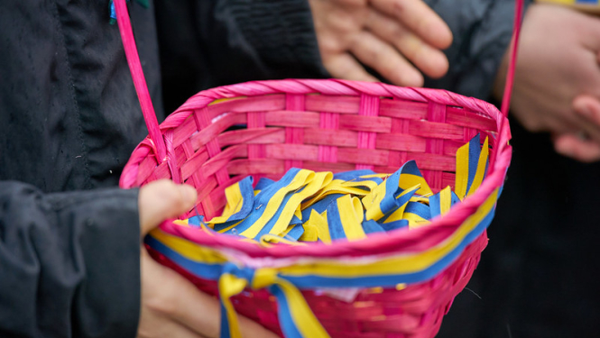 Groziņā lentītes Ukrainas karoga krāsās. 