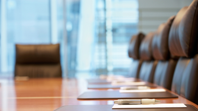 Galds, krēsli, konferenču telpa