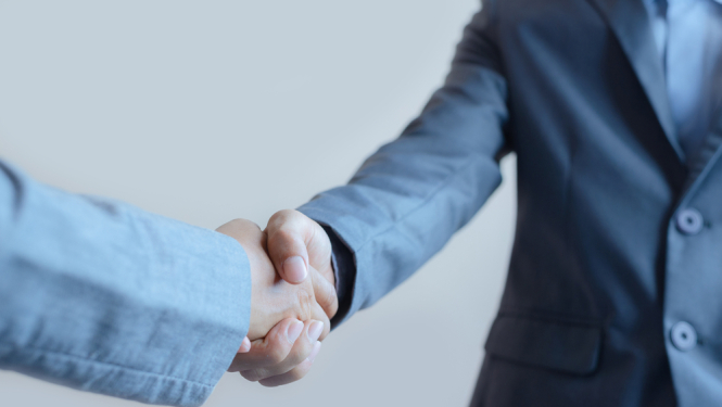 2 cilvēki sarokojas. 