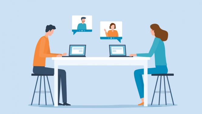 Vizuālis: vīrietis un sieviete sēž pie galda  un piedalās attālinātā sapulcē. Uz galda ir 2 datori. 