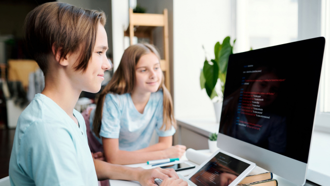 ilustratīvs attēls: bērni mājās pie datora; avots: 123rf.com