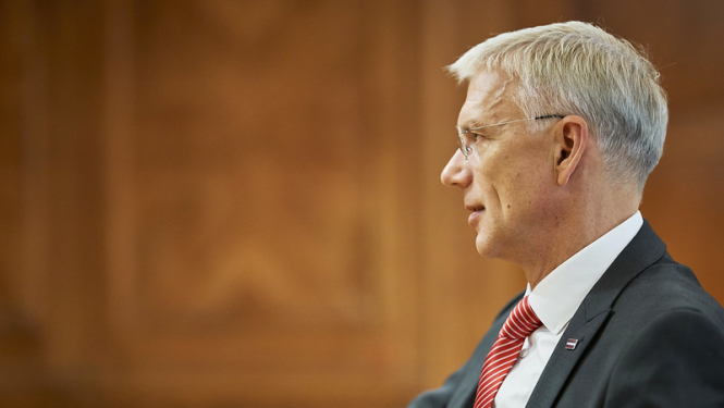 ilustratīvs attēls: Krišjānis Kariņš kabinetā; avots: Valsts kanceleja