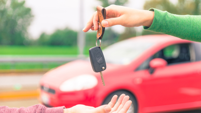 Cilvēks dod otram cilvēkam auto atslēgas