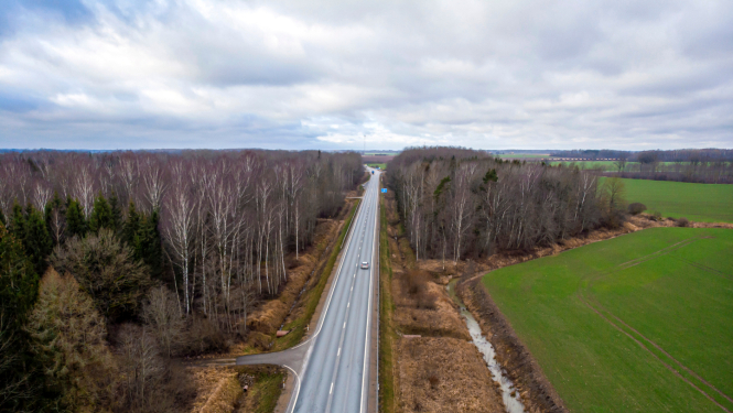 Skats no gaisa uz braucošām automašīnām uz šosejas