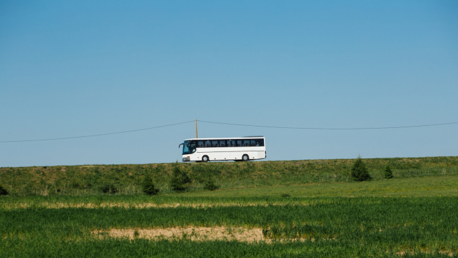Balts autobuss uz ceļa
