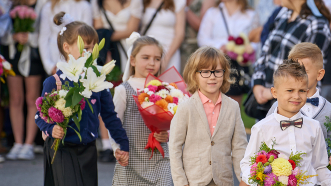 Bērni ar ziediem 1. septembrī