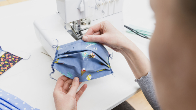 Izstrādāta vienota tehniskā specifikācija higiēnisko sejas masku ražošanai un šūšanai mājas apstākļos; valsts centralizēti nodrošinās mazaizsargātās personu grupas ar sejas aizsarglīdzekļiem