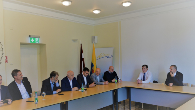 Ministru prezidents ar Valmieras uzņēmējiem diskutē par tautsaimniecībai svarīgiem jautājumiem