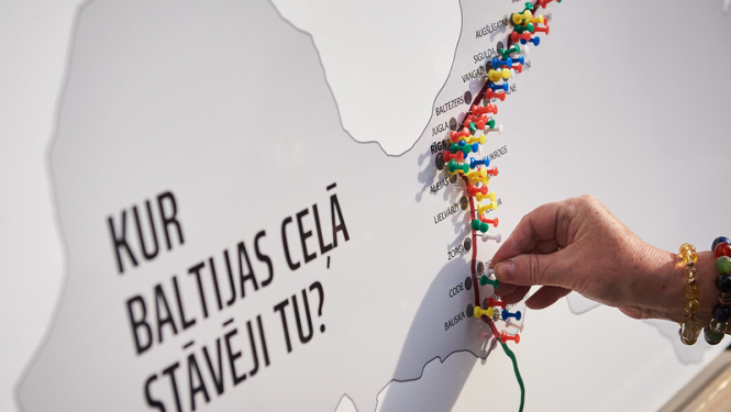 Foto: Latvijas kartes kontūra un atzīmes, kur stāvēja Baltijas ceļa dalībnieki