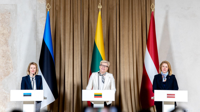 Baltijas valstu premjerministres preses konferencē Viļņā. 