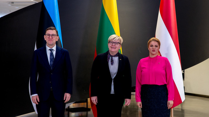 Baltijas valstu premjerministri Baltijas Ministru padomes Premjerministru sanāksmē. Fonā Igaunijas. Lietuvas un Latvijas karogi